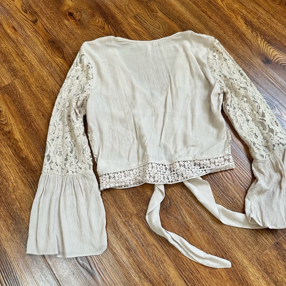 Gorgeous American Eagle Top - Picture 4 of 4